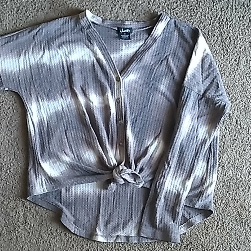 Long sleeve button tie front high low crop top